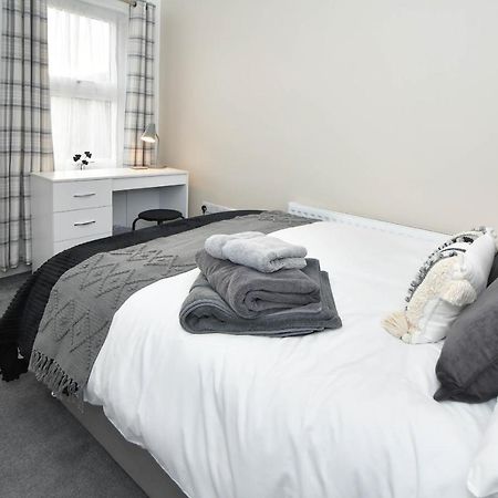 Find A Spacious And Stylish Escape In The City Centre At Sturgess House, Perfect For Longer Stays! Stoke-on-Trent 외부 사진