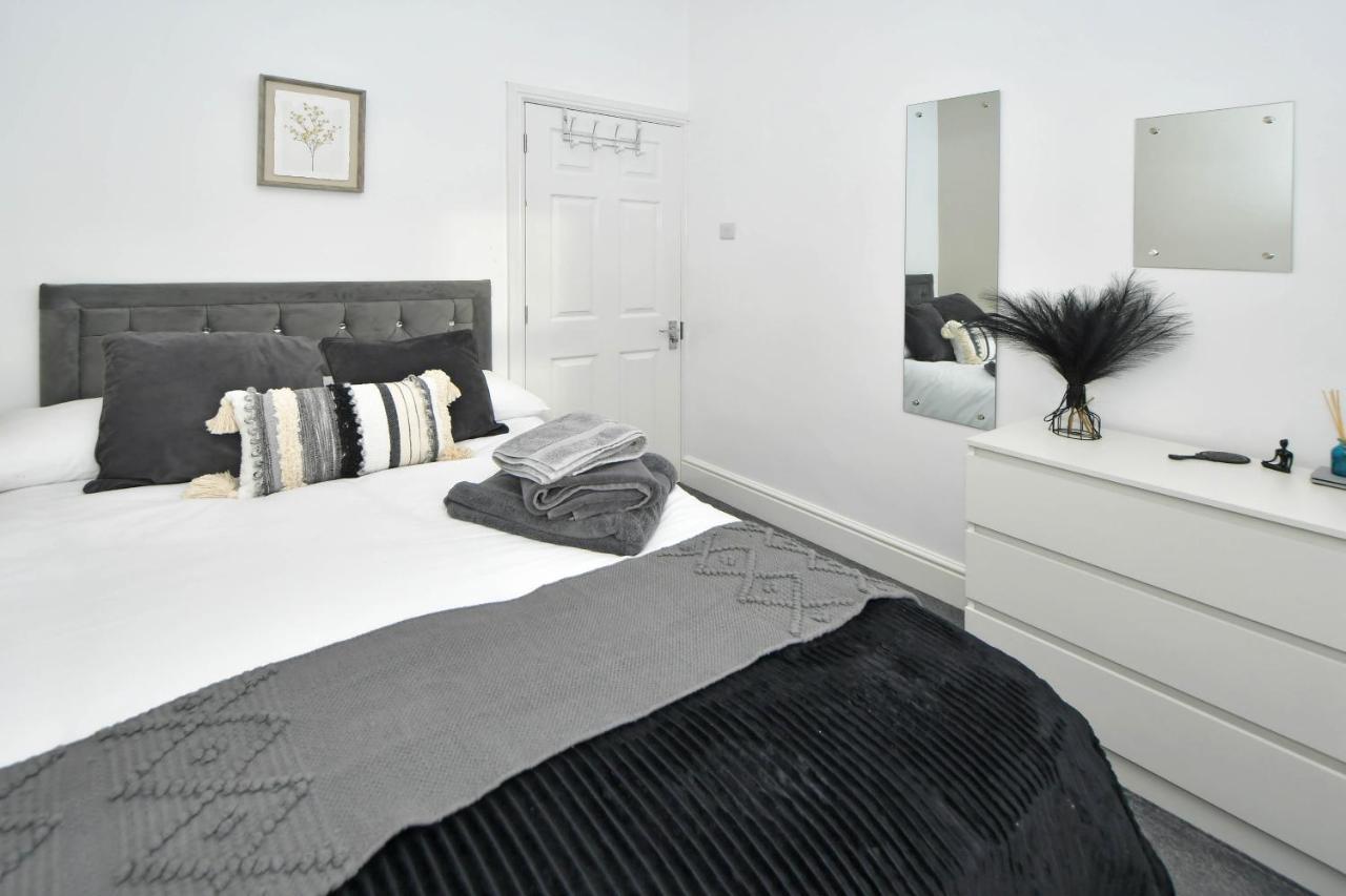 Find A Spacious And Stylish Escape In The City Centre At Sturgess House, Perfect For Longer Stays! Stoke-on-Trent 외부 사진