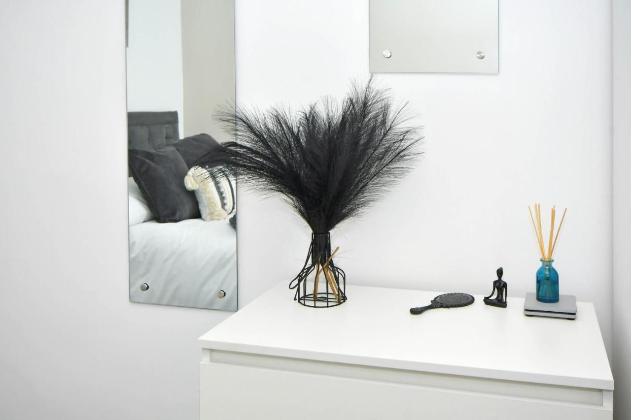 Find A Spacious And Stylish Escape In The City Centre At Sturgess House, Perfect For Longer Stays! Stoke-on-Trent 외부 사진