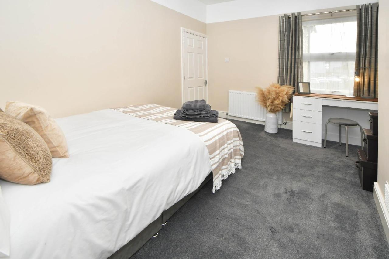 Find A Spacious And Stylish Escape In The City Centre At Sturgess House, Perfect For Longer Stays! Stoke-on-Trent 외부 사진